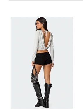 Women’s Long Sleeve Scoop Neck Top in Light Gray